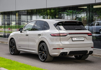 Подержанный автомобиль Porsche Cayenne 2020 года (8 фото)