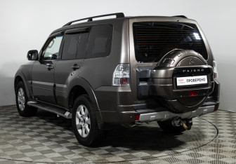 Подержанный автомобиль Mitsubishi Pajero 2011 года (7 фото)