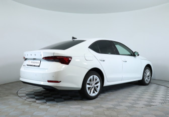 Подержанный автомобиль Skoda Octavia Liftback 2022 года (5 фото)