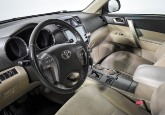 Подержанный автомобиль Toyota Highlander 2008 года (9 фото)