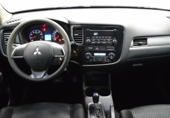 Подержанный автомобиль Mitsubishi Outlander 2014 года (13 фото)