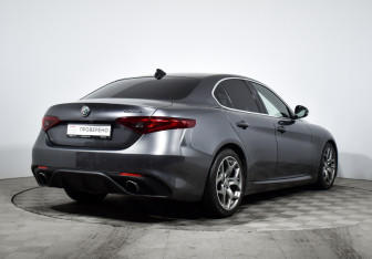 Подержанный автомобиль Alfa Romeo Giulia 2018 года (6 фото)