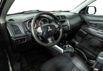 Подержанный автомобиль Mitsubishi ASX 2011 года (11 фото)