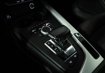 Подержанный автомобиль Audi A4 Sedan 2015 года (17 фото)