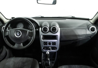 Подержанный автомобиль Renault Sandero 2011 года (13 фото)