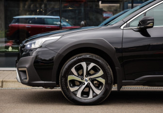 Подержанный автомобиль Subaru Outback Wagon 2022 года (10 фото)