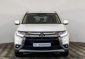 Подержанный автомобиль Mitsubishi Outlander 2015 года (2 фото)