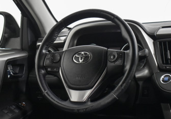Подержанный автомобиль Toyota RAV4 2016 года (14 фото)