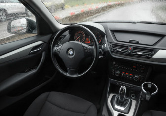 Подержанный автомобиль BMW X1 2013 года (13 фото)