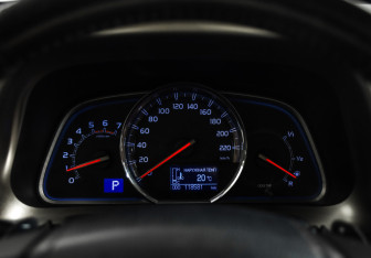 Подержанный автомобиль Toyota RAV4 2015 года (14 фото)