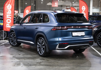 Подержанный автомобиль Geely Monjaro 2024 года (10 фото)