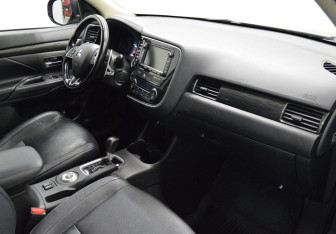 Подержанный автомобиль Mitsubishi Outlander 2015 года (12 фото)