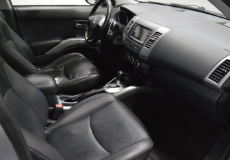 Подержанный автомобиль Mitsubishi Outlander 2012 года (12 фото)