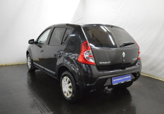 Подержанный автомобиль Renault Sandero 2011 года (7 фото)