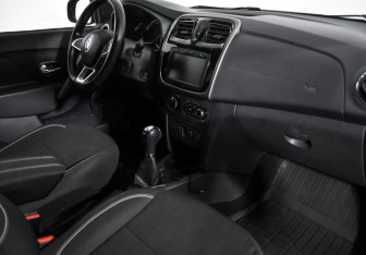 Подержанный автомобиль Renault Sandero 2018 года (12 фото)