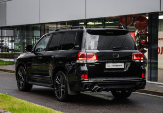 Подержанный автомобиль Toyota Land Cruiser Suv 2020 года (8 фото)
