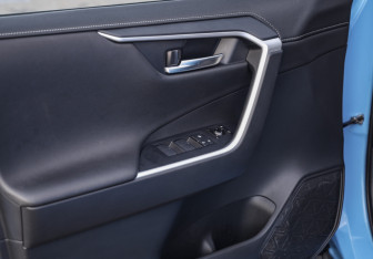 Подержанный автомобиль Toyota RAV4 2021 года (23 фото)