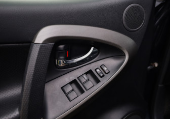 Подержанный автомобиль Toyota RAV4 2012 года (24 фото)