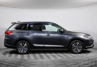 Подержанный автомобиль Mitsubishi Outlander 2019 года (4 фото)
