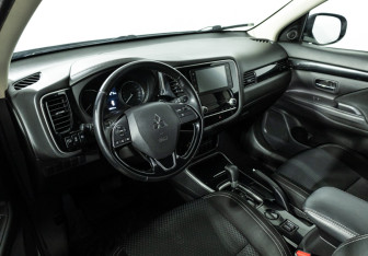 Подержанный автомобиль Mitsubishi Outlander 2021 года (11 фото)