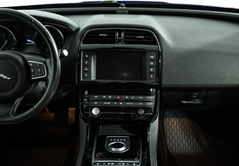 Подержанный автомобиль Jaguar XE 2016 года (14 фото)