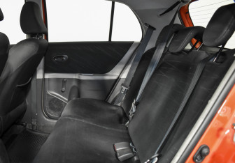 Подержанный автомобиль Toyota Yaris Hatchback 2006 года (12 фото)