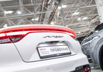 Подержанный автомобиль Kia Stinger 2023 года (13 фото)