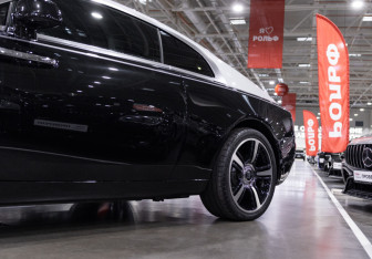 Подержанный автомобиль Rolls-Royce Wraith 2016 года (17 фото)