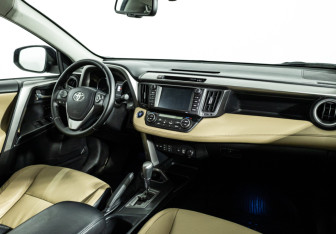 Подержанный автомобиль Toyota RAV4 2017 года (9 фото)