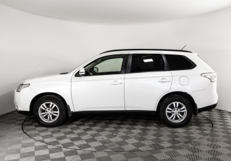 Подержанный автомобиль Mitsubishi Outlander 2012 года (8 фото)