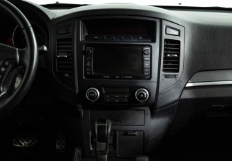 Подержанный автомобиль Mitsubishi Pajero 2013 года (14 фото)