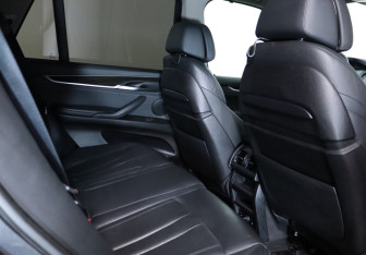Подержанный автомобиль BMW X5 2015 года (20 фото)