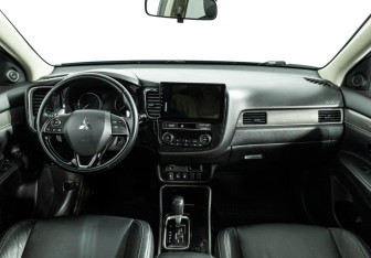 Подержанный автомобиль Mitsubishi Outlander 2019 года (13 фото)