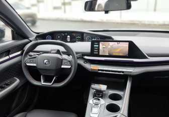 Подержанный автомобиль Changan UNI-V 2023 года (23 фото)