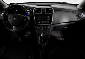 Подержанный автомобиль Renault Sandero 2016 года (14 фото)