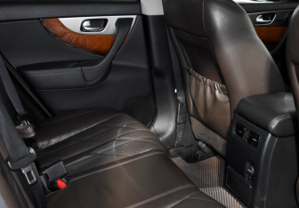Подержанный автомобиль Infiniti QX70 2014 года (13 фото)