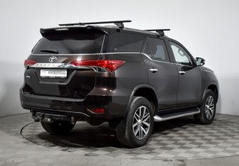 Подержанный автомобиль Toyota Fortuner 2018 года (5 фото)