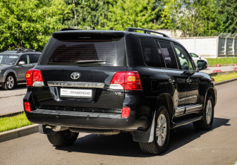 Подержанный автомобиль Toyota Land Cruiser Suv 2013 года (6 фото)