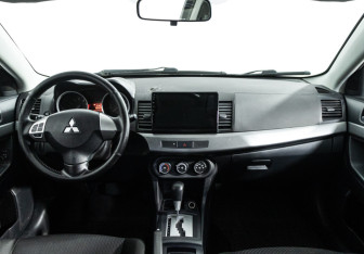Подержанный автомобиль Mitsubishi Lancer Sedan 2010 года (13 фото)