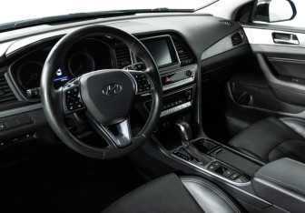 Подержанный автомобиль Hyundai Sonata 2018 года (11 фото)