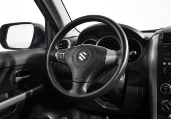 Подержанный автомобиль Suzuki Grand Vitara 2013 года (15 фото)
