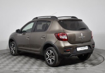 Подержанный автомобиль Renault Sandero 2019 года (7 фото)