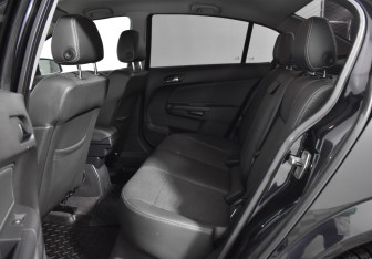 Подержанный автомобиль Opel Astra Sedan 2010 года (12 фото)