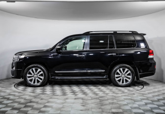 Подержанный автомобиль Toyota Land Cruiser Suv 2017 года (8 фото)