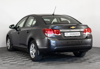 Подержанный автомобиль Chevrolet Cruze Sedan 2011 года (7 фото)