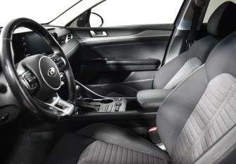 Подержанный автомобиль Kia K5 2021 года (10 фото)