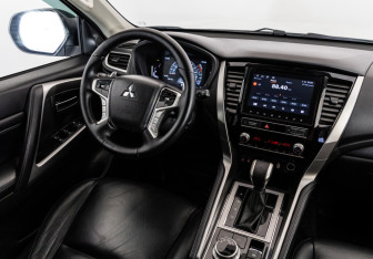 Подержанный автомобиль Mitsubishi Pajero Sport 2021 года (14 фото)