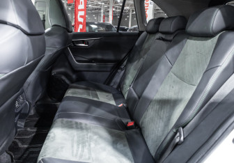 Подержанный автомобиль Toyota RAV4 2022 года (12 фото)