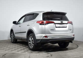 Подержанный автомобиль Toyota RAV4 2018 года (7 фото)