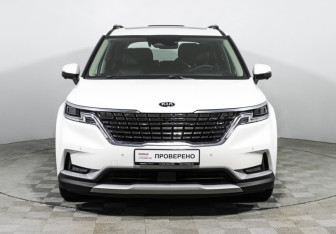 Подержанный автомобиль Kia Carnival 2021 года (2 фото)
